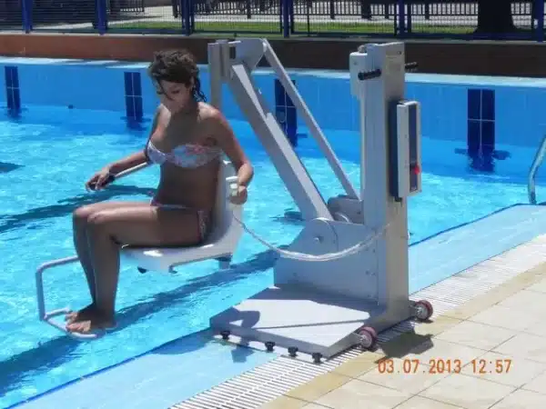 ELEVADOR ELÉCTRICO M600. BATERÍA FIJO.PISCINAS GRUA TRASLADABLE