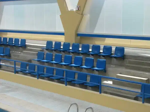 ASIENTO PLEGABLE DE GRADA-CON RESPALDO FIJO Y ASIENTO ABATIBLE AUTOMATICAMENTE