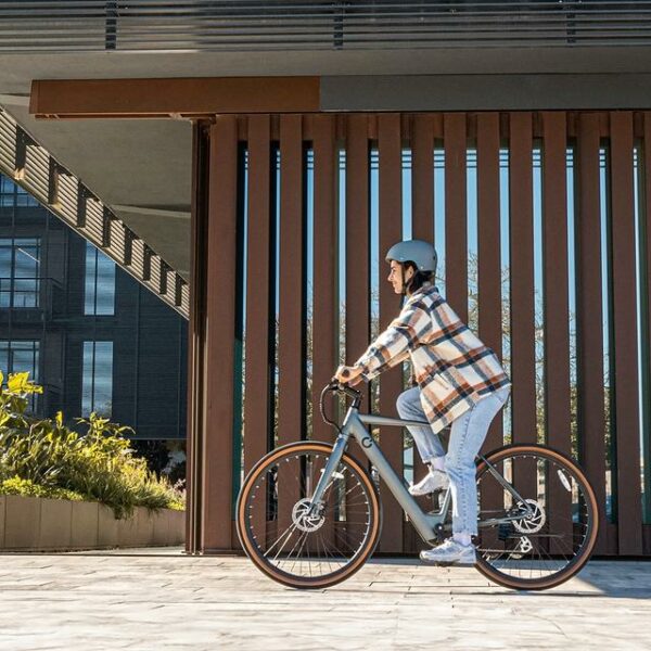 Bicicleta eléctrica Sprint Silver Bicicleta eléctrica urbana de 28" con 70 Km de autonomía, cambio Shimano Altus de 8 velocidades y doble disco de freno hidráulico. - Imagen 4