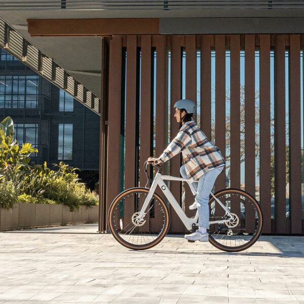 Bicicleta eléctrica Sprint Bicicleta eléctrica urbana de 28" con 70 Km de autonomía, cambio Shimano Altus de 8 velocidades y doble disco de freno hidráulico. - Imagen 4