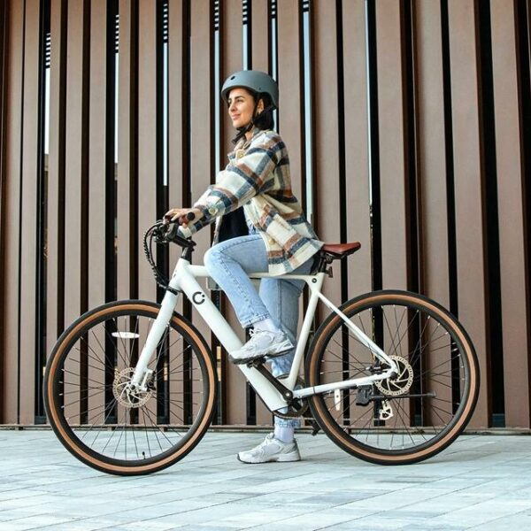 Bicicleta eléctrica Sprint Bicicleta eléctrica urbana de 28" con 70 Km de autonomía, cambio Shimano Altus de 8 velocidades y doble disco de freno hidráulico. - Imagen 3