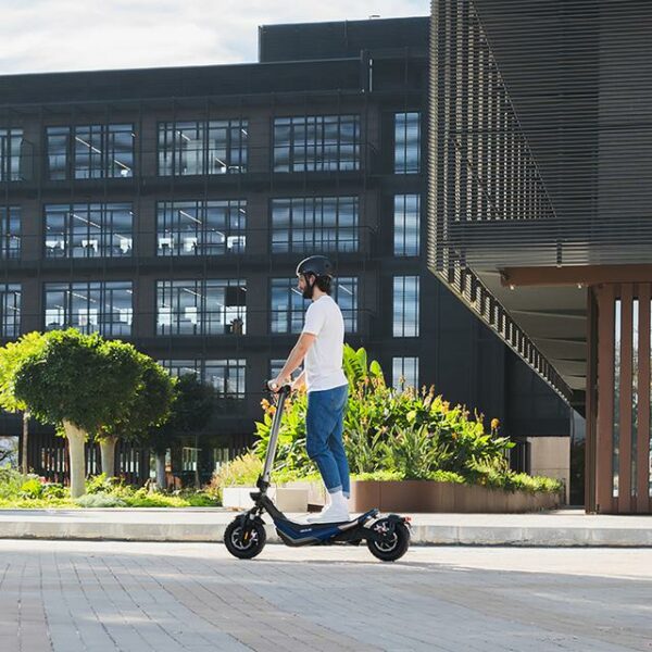 Bongo serie doble Z75 Patinete eléctrico con doble motor de 2200 W (500 W+500 W nominal) y autonomía de 75 km. Ruedas de 10,5” y doble suspensión. Cumple con todos los requisitos de la nueva normativa española de circulación - Imagen 7