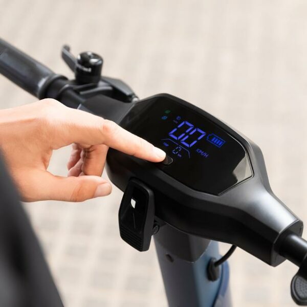 Bongo X45 Connected de 750 W Patinete eléctrico premium con una autonomía de hasta 45 km, sistema de conducción adaptativa S-Driving System que mantiene la velocidad total en pendientes y sistema de frenado mediante disco de freno delantero de alta precisión y e-ABS con frenada regenerativa. Certificado para cumplir con los requisitos de la normativa española de circulación. - Imagen 11
