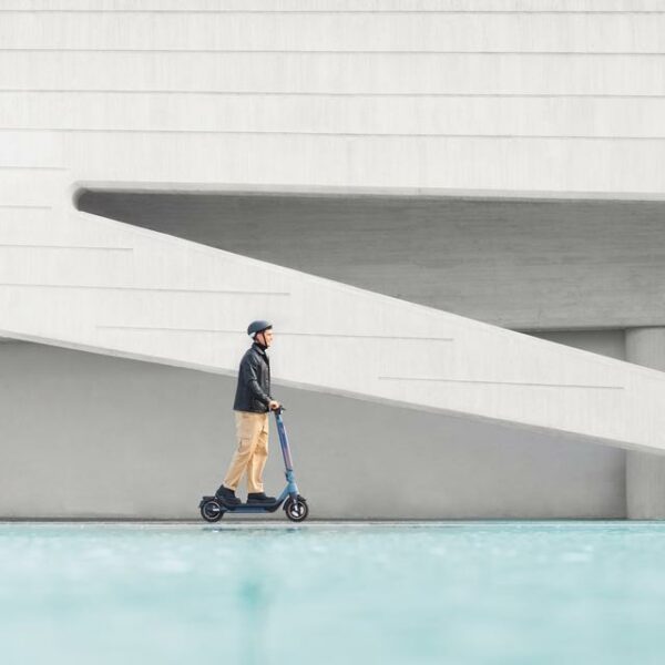 Bongo X45 Connected de 750 W Patinete eléctrico premium con una autonomía de hasta 45 km, sistema de conducción adaptativa S-Driving System que mantiene la velocidad total en pendientes y sistema de frenado mediante disco de freno delantero de alta precisión y e-ABS con frenada regenerativa. Certificado para cumplir con los requisitos de la normativa española de circulación. - Imagen 6