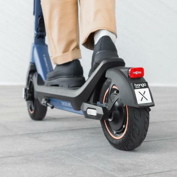 Bongo X45 Connected de 750 W Patinete eléctrico premium con una autonomía de hasta 45 km, sistema de conducción adaptativa S-Driving System que mantiene la velocidad total en pendientes y sistema de frenado mediante disco de freno delantero de alta precisión y e-ABS con frenada regenerativa. Certificado para cumplir con los requisitos de la normativa española de circulación. - Imagen 2