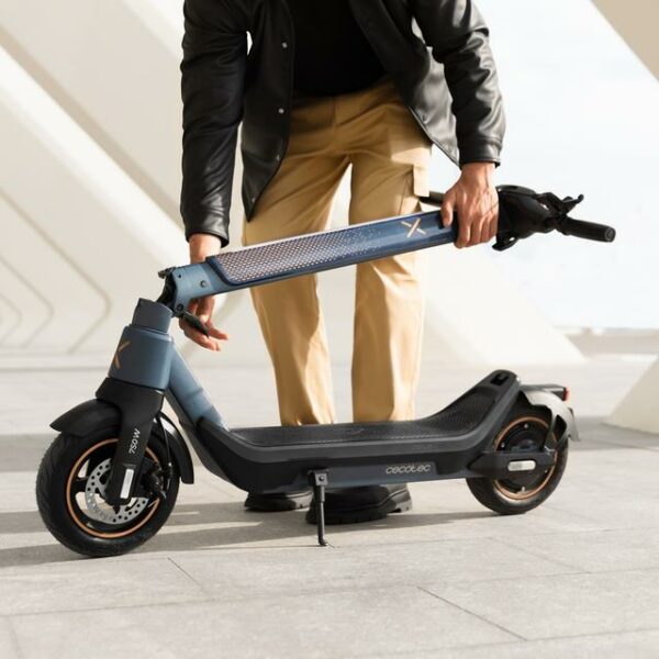 Bongo X45 Connected de 750 W Patinete eléctrico premium con una autonomía de hasta 45 km, sistema de conducción adaptativa S-Driving System que mantiene la velocidad total en pendientes y sistema de frenado mediante disco de freno delantero de alta precisión y e-ABS con frenada regenerativa. Certificado para cumplir con los requisitos de la normativa española de circulación. - Imagen 3