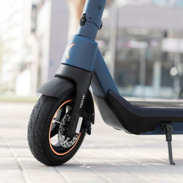 Bongo X45 Connected de 750 W Patinete eléctrico premium con una autonomía de hasta 45 km, sistema de conducción adaptativa S-Driving System que mantiene la velocidad total en pendientes y sistema de frenado mediante disco de freno delantero de alta precisión y e-ABS con frenada regenerativa. Certificado para cumplir con los requisitos de la normativa española de circulación. - Imagen 9