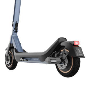 Bongo X45 Connected de 750 W Patinete eléctrico premium con una autonomía de hasta 45 km, sistema de conducción adaptativa S-Driving System que mantiene la velocidad total en pendientes y sistema de frenado mediante disco de freno delantero de alta precisión y e-ABS con frenada regenerativa. Certificado para cumplir con los requisitos de la normativa española de circulación.