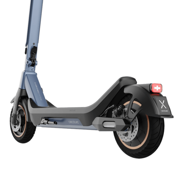 Bongo X45 Connected de 750 W Patinete eléctrico premium con una autonomía de hasta 45 km, sistema de conducción adaptativa S-Driving System que mantiene la velocidad total en pendientes y sistema de frenado mediante disco de freno delantero de alta precisión y e-ABS con frenada regenerativa. Certificado para cumplir con los requisitos de la normativa española de circulación.