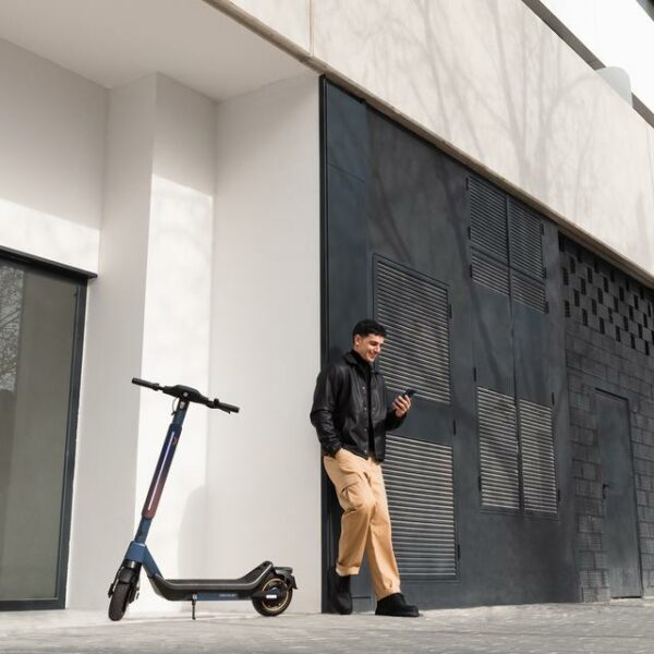 Bongo X45 Connected de 750 W Patinete eléctrico premium con una autonomía de hasta 45 km, sistema de conducción adaptativa S-Driving System que mantiene la velocidad total en pendientes y sistema de frenado mediante disco de freno delantero de alta precisión y e-ABS con frenada regenerativa. Certificado para cumplir con los requisitos de la normativa española de circulación. - Imagen 5