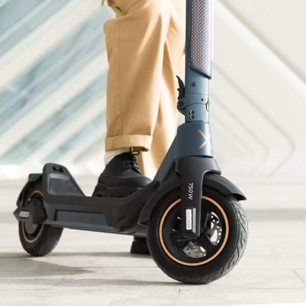 Bongo X45 Connected de 750 W Patinete eléctrico premium con una autonomía de hasta 45 km, sistema de conducción adaptativa S-Driving System que mantiene la velocidad total en pendientes y sistema de frenado mediante disco de freno delantero de alta precisión y e-ABS con frenada regenerativa. Certificado para cumplir con los requisitos de la normativa española de circulación. - Imagen 10