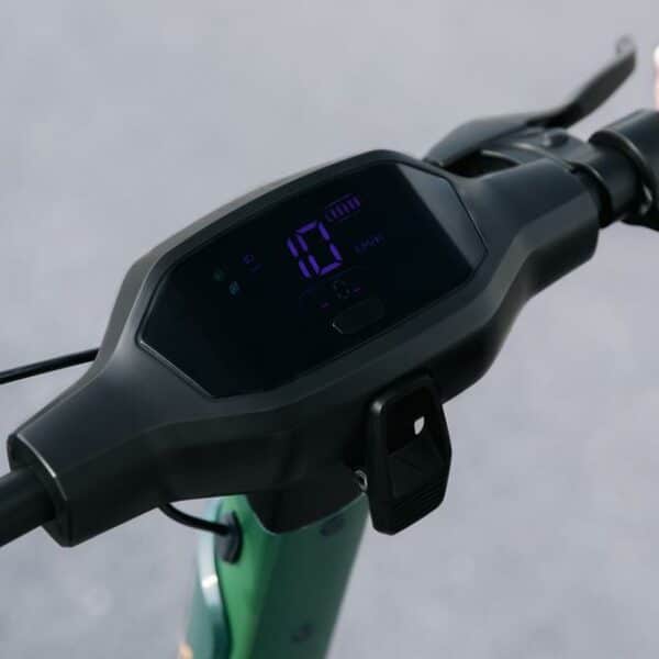 Bongo X65 Connected Patinete eléctrico premium de 1000 W con una autonomía de hasta 65 km, sistema de conducción adaptativa S-Driving System que mantiene la velocidad total en pendientes y sistema triple de frenado mediante doble disco de freno de alta precisión y e-ABS con frenada regenerativa. Certificado para cumplir con los requisitos de la normativa española de circulación. Patinete eléctrico - Imagen 7
