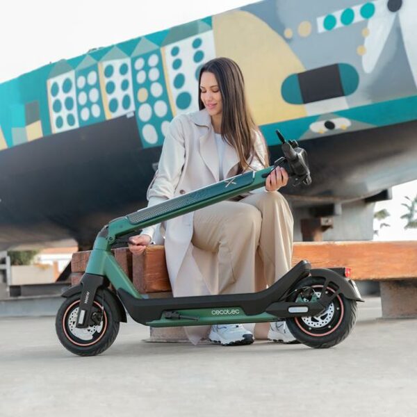 Bongo X65 Connected Patinete eléctrico premium de 1000 W con una autonomía de hasta 65 km, sistema de conducción adaptativa S-Driving System que mantiene la velocidad total en pendientes y sistema triple de frenado mediante doble disco de freno de alta precisión y e-ABS con frenada regenerativa. Certificado para cumplir con los requisitos de la normativa española de circulación. Patinete eléctrico - Imagen 3