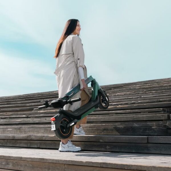 Bongo X65 Connected Patinete eléctrico premium de 1000 W con una autonomía de hasta 65 km, sistema de conducción adaptativa S-Driving System que mantiene la velocidad total en pendientes y sistema triple de frenado mediante doble disco de freno de alta precisión y e-ABS con frenada regenerativa. Certificado para cumplir con los requisitos de la normativa española de circulación. Patinete eléctrico - Imagen 4