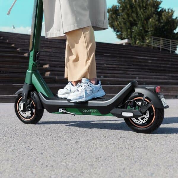 Bongo X65 Connected Patinete eléctrico premium de 1000 W con una autonomía de hasta 65 km, sistema de conducción adaptativa S-Driving System que mantiene la velocidad total en pendientes y sistema triple de frenado mediante doble disco de freno de alta precisión y e-ABS con frenada regenerativa. Certificado para cumplir con los requisitos de la normativa española de circulación. Patinete eléctrico - Imagen 8