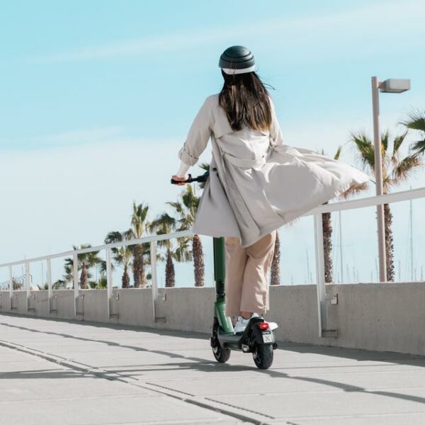 Bongo X65 Connected Patinete eléctrico premium de 1000 W con una autonomía de hasta 65 km, sistema de conducción adaptativa S-Driving System que mantiene la velocidad total en pendientes y sistema triple de frenado mediante doble disco de freno de alta precisión y e-ABS con frenada regenerativa. Certificado para cumplir con los requisitos de la normativa española de circulación. Patinete eléctrico - Imagen 11