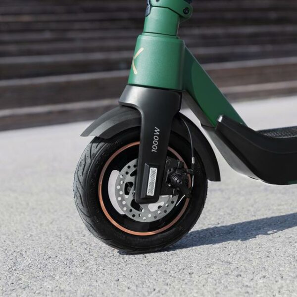 Bongo X65 Connected Patinete eléctrico premium de 1000 W con una autonomía de hasta 65 km, sistema de conducción adaptativa S-Driving System que mantiene la velocidad total en pendientes y sistema triple de frenado mediante doble disco de freno de alta precisión y e-ABS con frenada regenerativa. Certificado para cumplir con los requisitos de la normativa española de circulación. Patinete eléctrico - Imagen 9