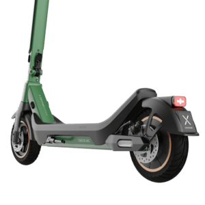 Bongo X65 Connected Patinete eléctrico premium de 1000 W con una autonomía de hasta 65 km, sistema de conducción adaptativa S-Driving System que mantiene la velocidad total en pendientes y sistema triple de frenado mediante doble disco de freno de alta precisión y e-ABS con frenada regenerativa. Certificado para cumplir con los requisitos de la normativa española de circulación. Patinete eléctrico