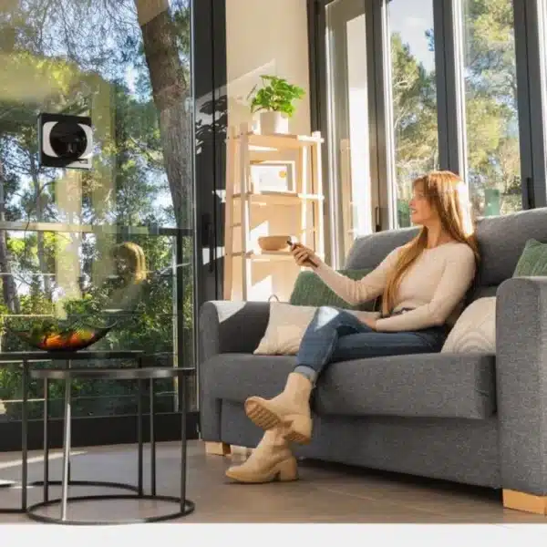 Conga Windroid 1290 DoubleSpray Connected T Robot limpiacristales inteligente con diseño cuadrado para llegar a todas las esquinas, doble spray de agua, mando a distancia y APP. - Imagen 3