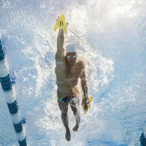 Palas FINIS Freestyler Hand Paddles Senior Amarillo. - Imagen 2