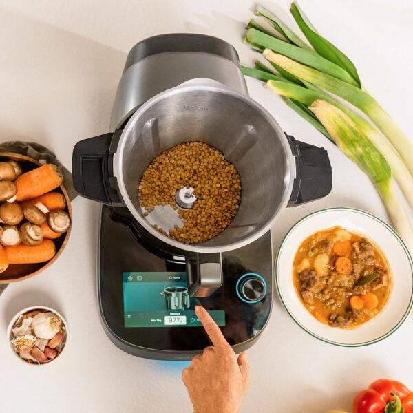 Mambo CooKing Total Gourmet Robot de cocina multifunción con dispensador de alimentos. 2200 W, 45 Funciones, Miles de Recetas Guiadas, Jarra Unique de 4,5L y Jarra Victory de 4,5L, Accesorios - Imagen 4