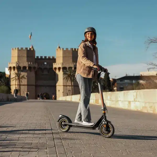 Bongo D30 XL Connected Patinete eléctrico con potencia máxima de 700W y neumáticos de 10" que permite superar pendientes y desplazarse por cualquier superficie cómodamente. Con autonomía de hasta 30 km. Cumple con todos los requisitos de la nueva normativa española de circulación. - Imagen 8