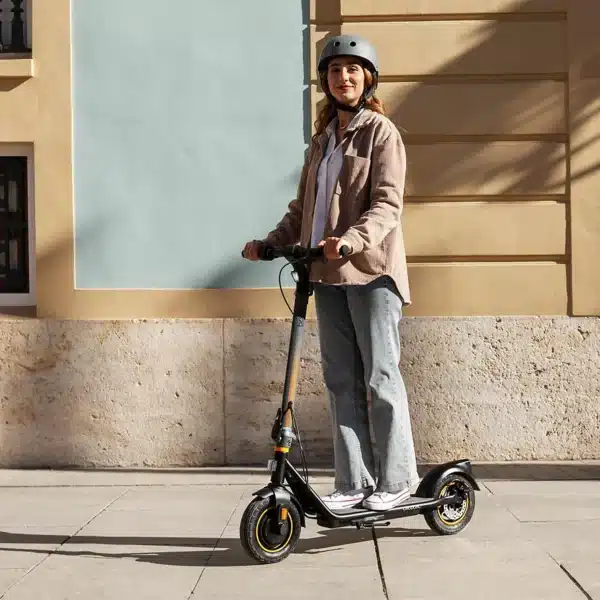 Bongo D30 XL Connected Patinete eléctrico con potencia máxima de 700W y neumáticos de 10" que permite superar pendientes y desplazarse por cualquier superficie cómodamente. Con autonomía de hasta 30 km. Cumple con todos los requisitos de la nueva normativa española de circulación. - Imagen 7