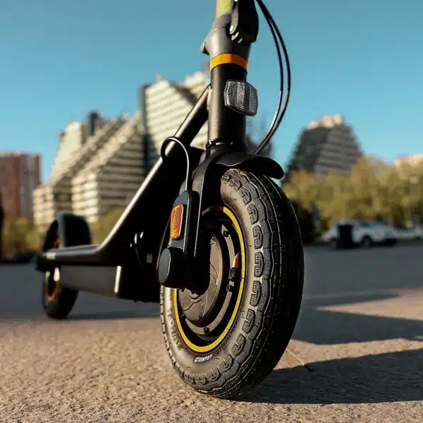 Bongo D30 XL Connected Patinete eléctrico con potencia máxima de 700W y neumáticos de 10" que permite superar pendientes y desplazarse por cualquier superficie cómodamente. Con autonomía de hasta 30 km. Cumple con todos los requisitos de la nueva normativa española de circulación. - Imagen 6