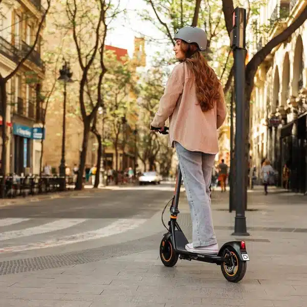 Bongo D30 XL Connected Patinete eléctrico con potencia máxima de 700W y neumáticos de 10" que permite superar pendientes y desplazarse por cualquier superficie cómodamente. Con autonomía de hasta 30 km. Cumple con todos los requisitos de la nueva normativa española de circulación. - Imagen 5