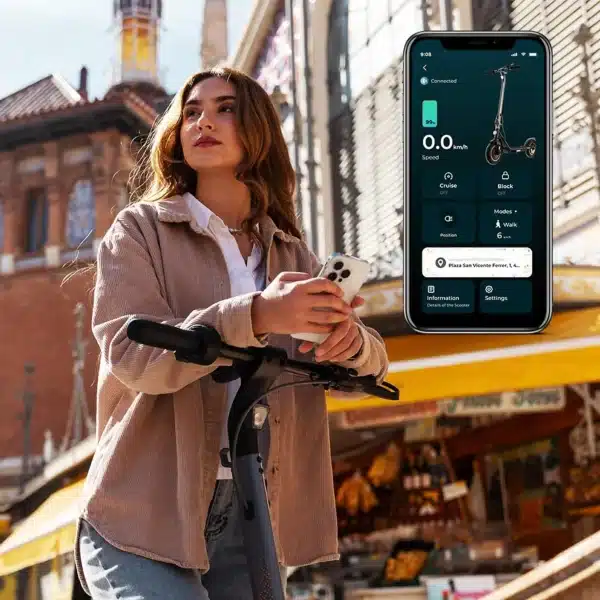 Bongo D30 XL Connected Patinete eléctrico con potencia máxima de 700W y neumáticos de 10" que permite superar pendientes y desplazarse por cualquier superficie cómodamente. Con autonomía de hasta 30 km. Cumple con todos los requisitos de la nueva normativa española de circulación. - Imagen 4
