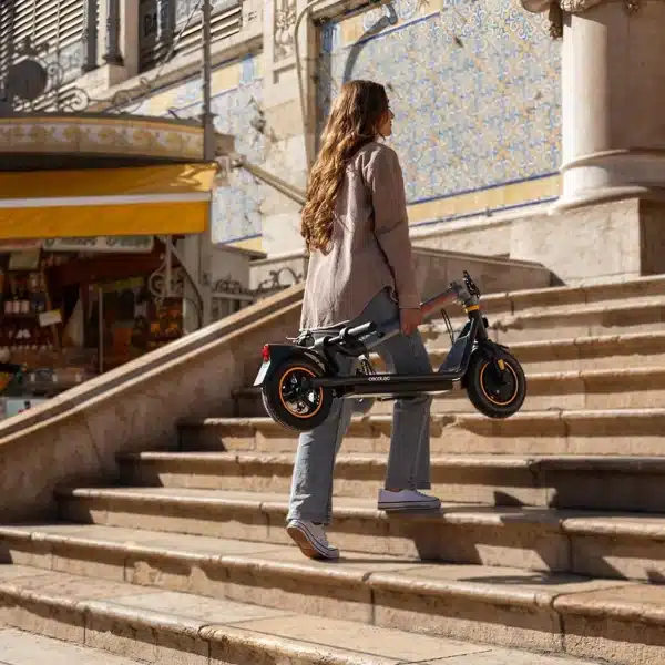 Bongo D30 XL Connected Patinete eléctrico con potencia máxima de 700W y neumáticos de 10" que permite superar pendientes y desplazarse por cualquier superficie cómodamente. Con autonomía de hasta 30 km. Cumple con todos los requisitos de la nueva normativa española de circulación. - Imagen 3