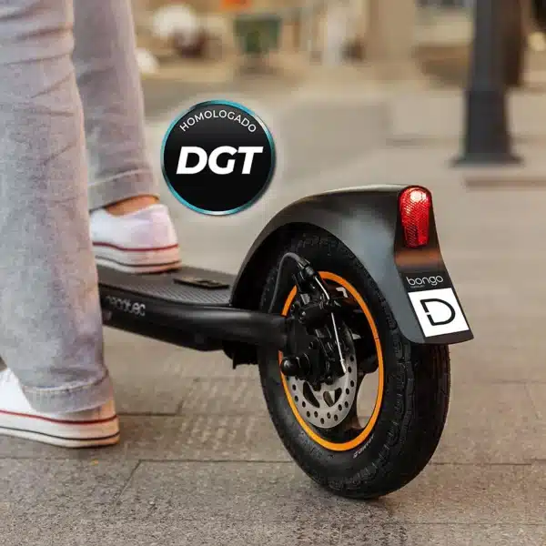 Bongo D30 XL Connected Patinete eléctrico con potencia máxima de 700W y neumáticos de 10" que permite superar pendientes y desplazarse por cualquier superficie cómodamente. Con autonomía de hasta 30 km. Cumple con todos los requisitos de la nueva normativa española de circulación. - Imagen 2