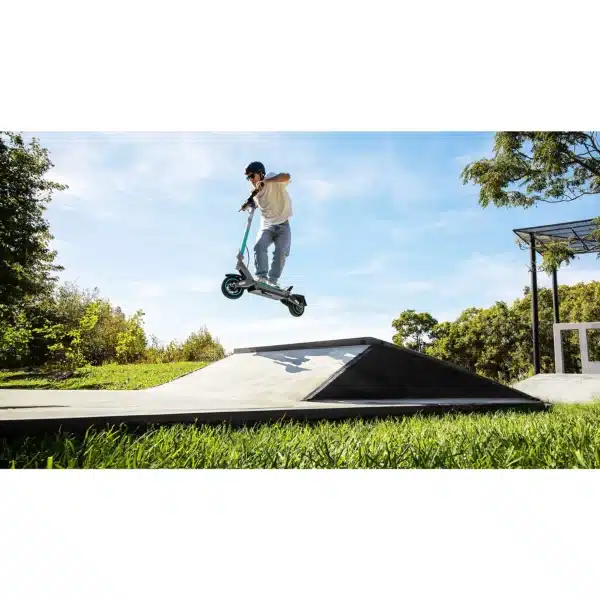 Bongo Y45 Connected Patinete eléctrico con potencia máxima de 750 W y doble suspensión que permite superar pendientes y desplazarse por cualquier superficie. Con autonomía de hasta 45 km. Cumple con todos los requisitos de la nueva normativa española de circulación. Connexión con App movil. - Imagen 13