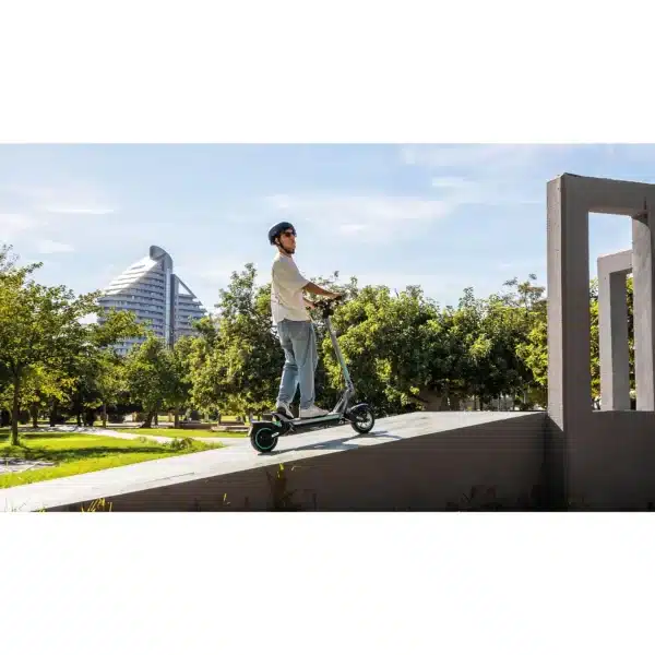 Bongo Y45 Connected Patinete eléctrico con potencia máxima de 750 W y doble suspensión que permite superar pendientes y desplazarse por cualquier superficie. Con autonomía de hasta 45 km. Cumple con todos los requisitos de la nueva normativa española de circulación. Connexión con App movil. - Imagen 9