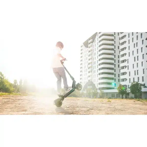 Bongo Y45 Connected Patinete eléctrico con potencia máxima de 750 W y doble suspensión que permite superar pendientes y desplazarse por cualquier superficie. Con autonomía de hasta 45 km. Cumple con todos los requisitos de la nueva normativa española de circulación. Connexión con App movil. - Imagen 6