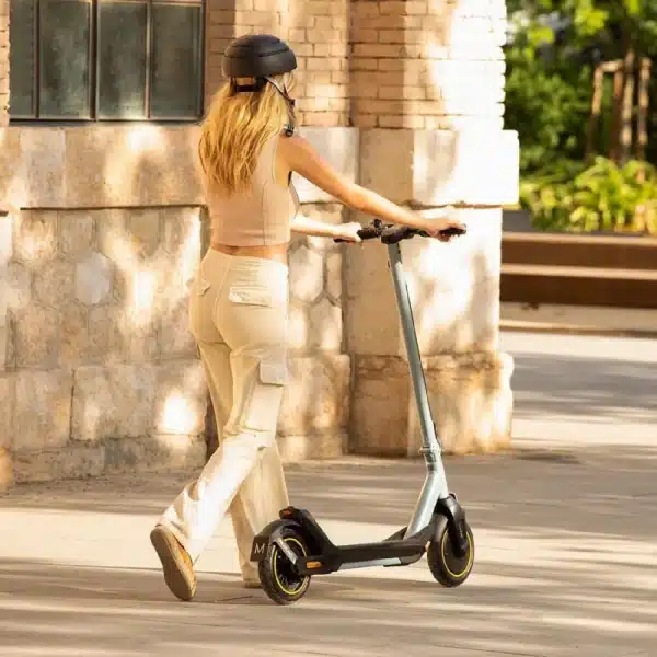 Bongo Serie M20 Patinete eléctrico de 500 W con una autonomía de hasta 20 km y sistema de doble de frenado mediante disco de freno de alta precisión y e-ABS con frenada regenerativa. Certificado para cumplir con los requisitos de la normativa española de circulación. - Imagen 2