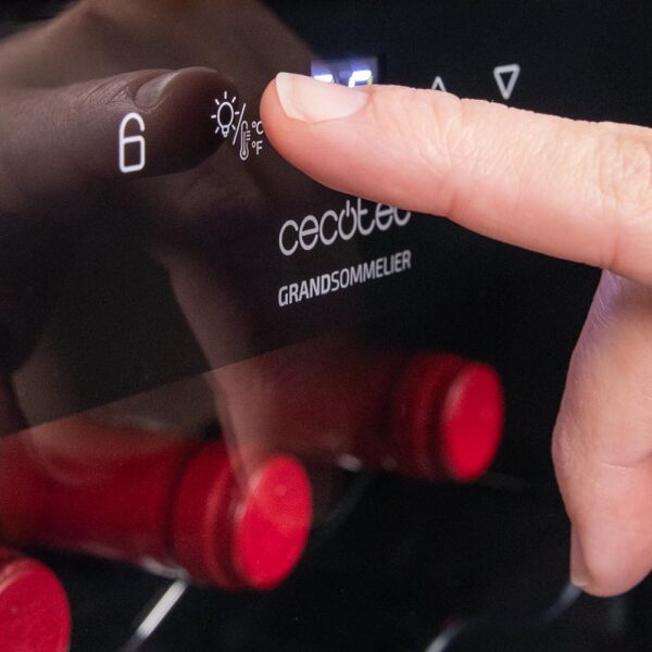 Bolero GrandSommelier 34030 Black Compressor Vinoteca de 34 botellas de capacidad con sistema compresor de enfriamiento que garantiza un alto rendimiento. Temperatura regulable y luz LED interior. - Imagen 5