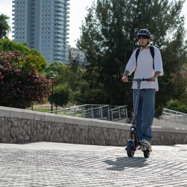 Bongo GS65 2x2 XXL Connected Patinete eléctrico con base ultrawide, doble suspensión, doble motor, potencia máxima de 1000W y neumáticos de 10" que permite desplazarse cómodamente por cualquier superficie. Con autonomía de hasta 65 km. Cumple con todos los requisitos de la normativa española de circulación. (DGT) - Imagen 2