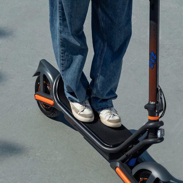 Bongo GS65 2x2 XXL Connected Patinete eléctrico con base ultrawide, doble suspensión, doble motor, potencia máxima de 1000W y neumáticos de 10" que permite desplazarse cómodamente por cualquier superficie. Con autonomía de hasta 65 km. Cumple con todos los requisitos de la normativa española de circulación. (DGT) - Imagen 3