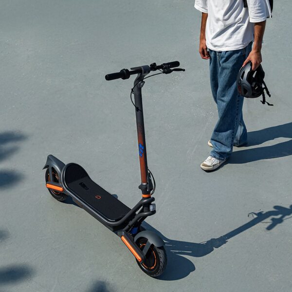 Bongo GS65 2x2 XXL Connected Patinete eléctrico con base ultrawide, doble suspensión, doble motor, potencia máxima de 1000W y neumáticos de 10" que permite desplazarse cómodamente por cualquier superficie. Con autonomía de hasta 65 km. Cumple con todos los requisitos de la normativa española de circulación. (DGT) - Imagen 9