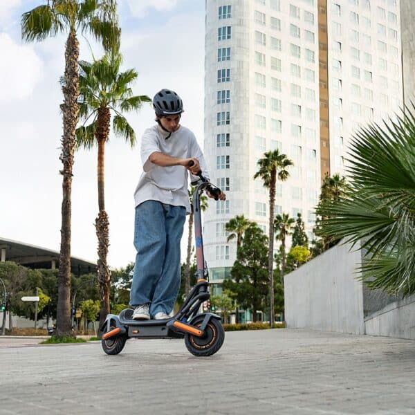 Bongo GS65 2x2 XXL Connected Patinete eléctrico con base ultrawide, doble suspensión, doble motor, potencia máxima de 1000W y neumáticos de 10" que permite desplazarse cómodamente por cualquier superficie. Con autonomía de hasta 65 km. Cumple con todos los requisitos de la normativa española de circulación. (DGT) - Imagen 10
